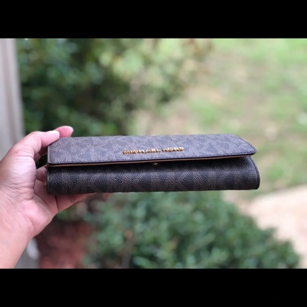 MICHAEL KORS JET SET TRAVEL PVC FLAP WALLET